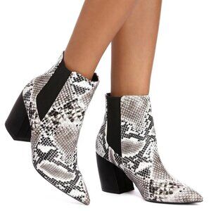 Simply Chic‎ Gore Booties in Snake Print - Size 9